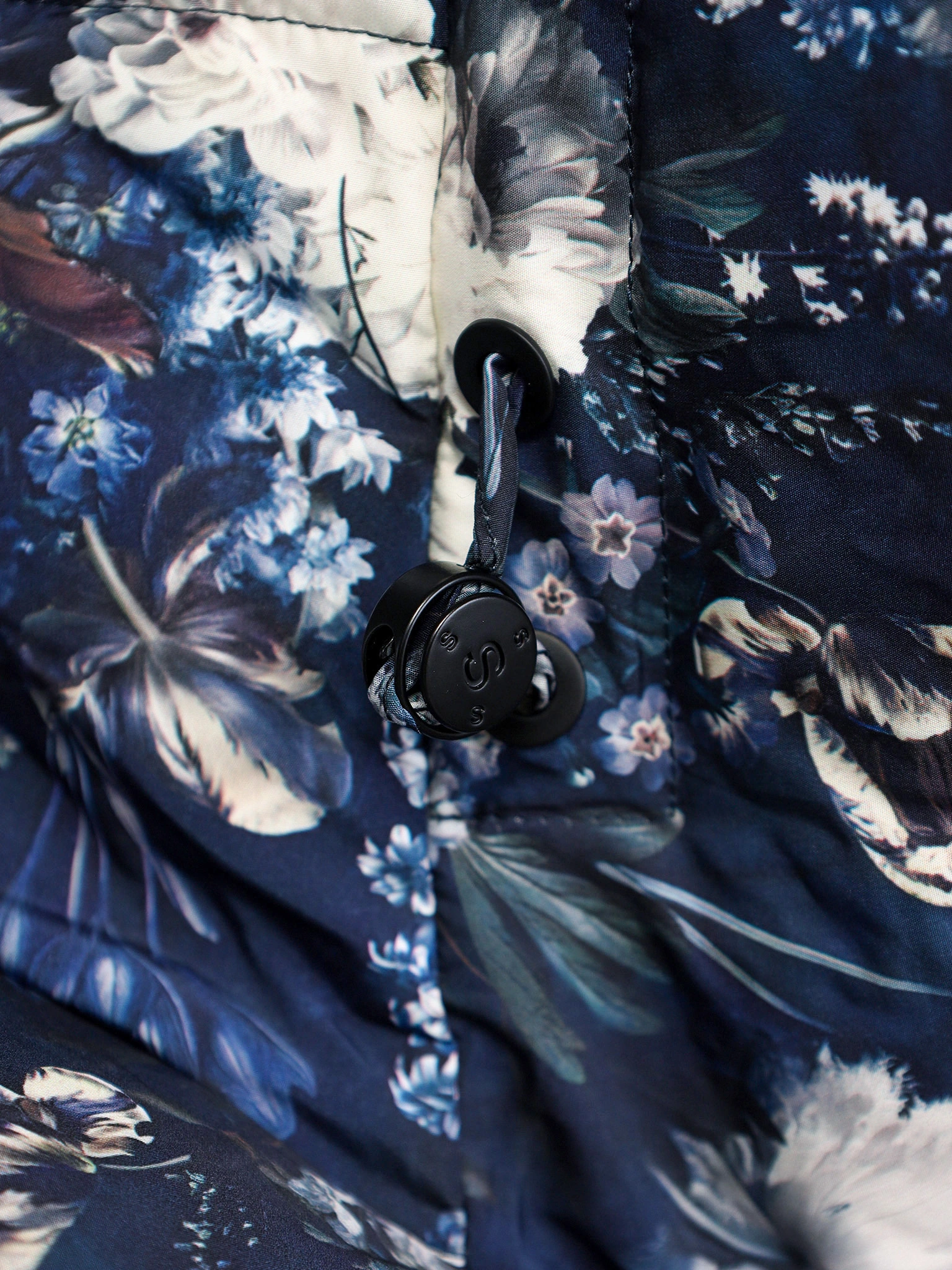 Пуховик с цветочным принтом синего цвета с капюшоном